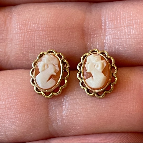 Antique🧡14K🧡Gold Mini Cameo Stud Earrings - Picture 4 of 8